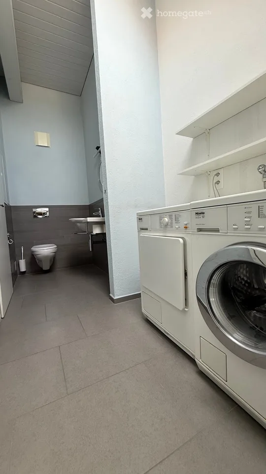 Très beau 3.5 pièces avec balcon couvert dans un endroit calme au cœur de Bubikon