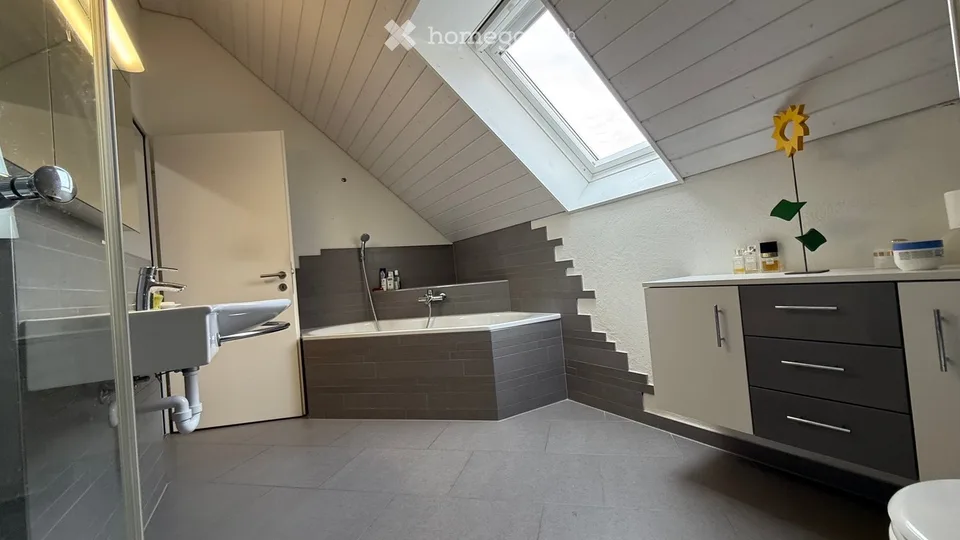Très beau 3.5 pièces avec balcon couvert dans un endroit calme au cœur de Bubikon