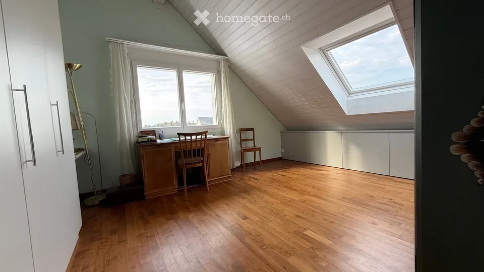 Très beau 3.5 pièces avec balcon couvert dans un endroit calme au cœur de Bubikon