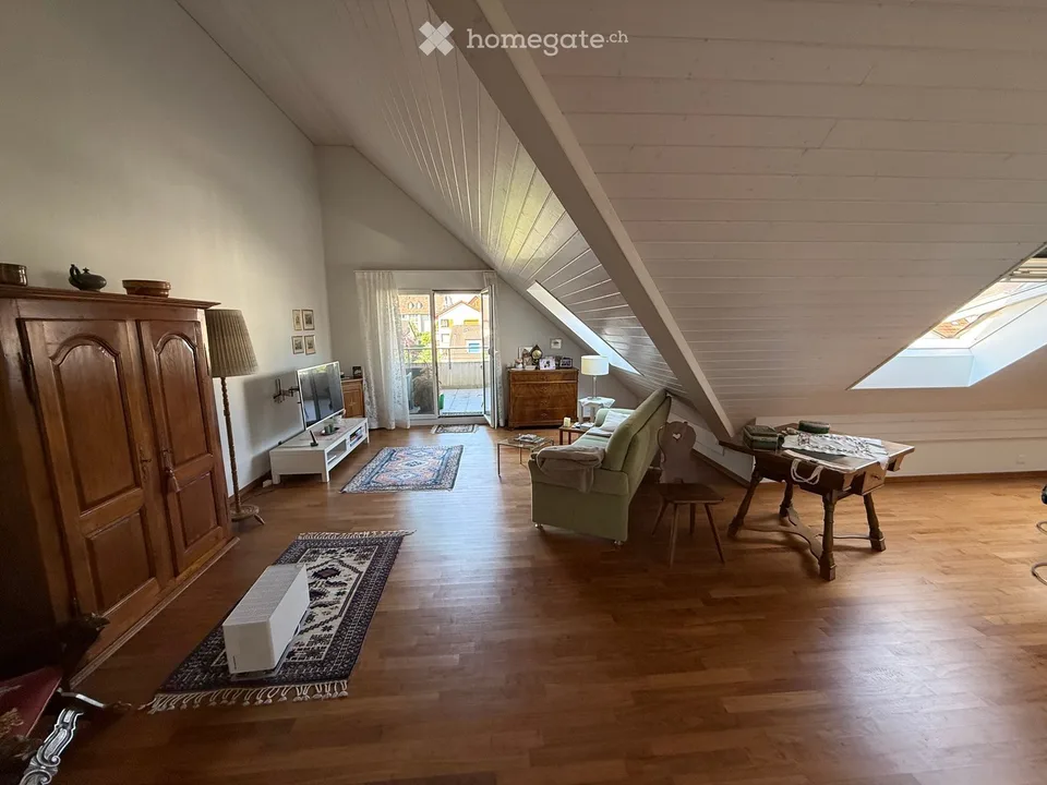 Très beau 3.5 pièces avec balcon couvert dans un endroit calme au cœur de Bubikon