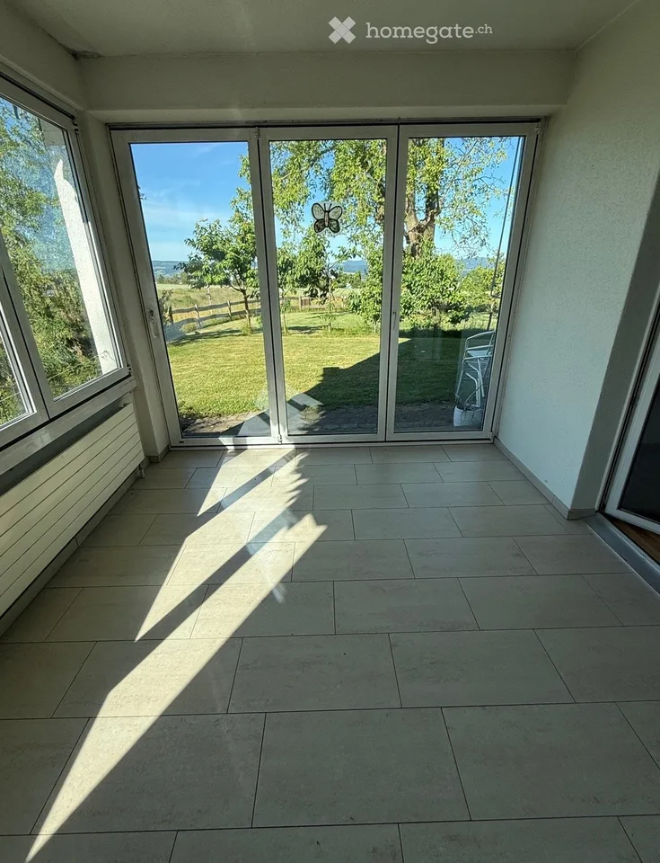 3.5-Zimmerwohnung mit Wintergarten, einem grossen Garten und wunderschöner Aussicht