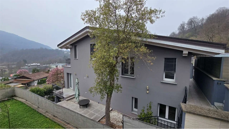 Moderna villetta bifamiliare con 2 appartamenti
