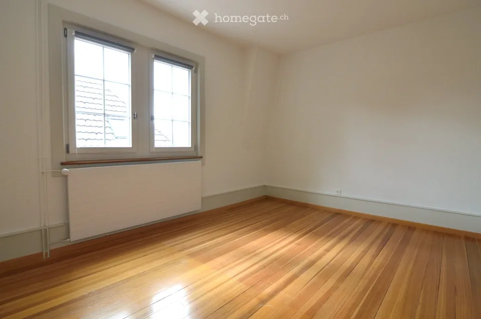 3-Bedroom Apartment with Balcony, 2 Minutes to Lyss Train Station
