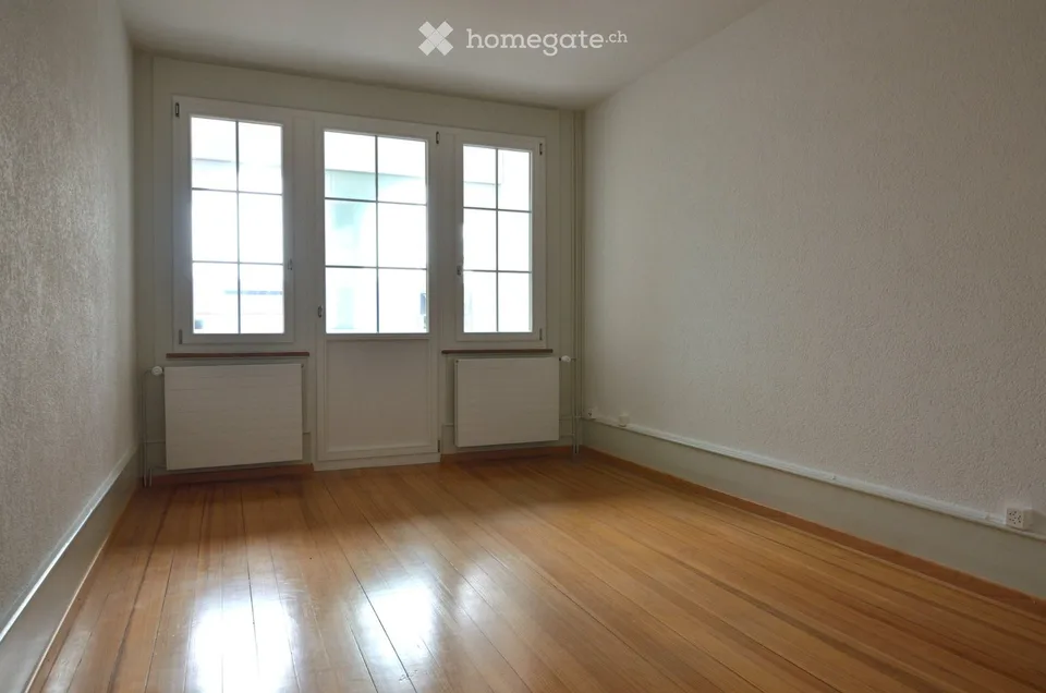 3-Bedroom Apartment with Balcony, 2 Minutes to Lyss Train Station