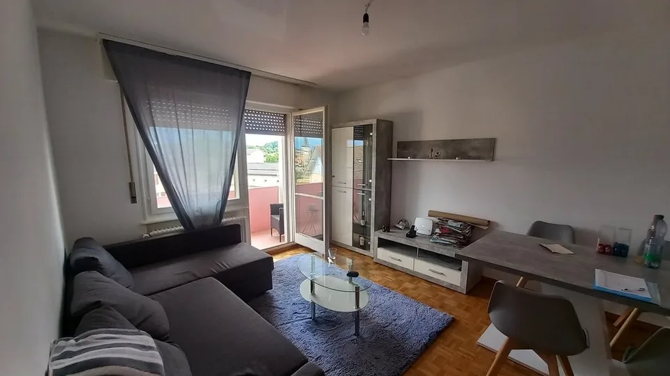 Zweieinhalb-Zimmer-Wohnung im dritten Stock