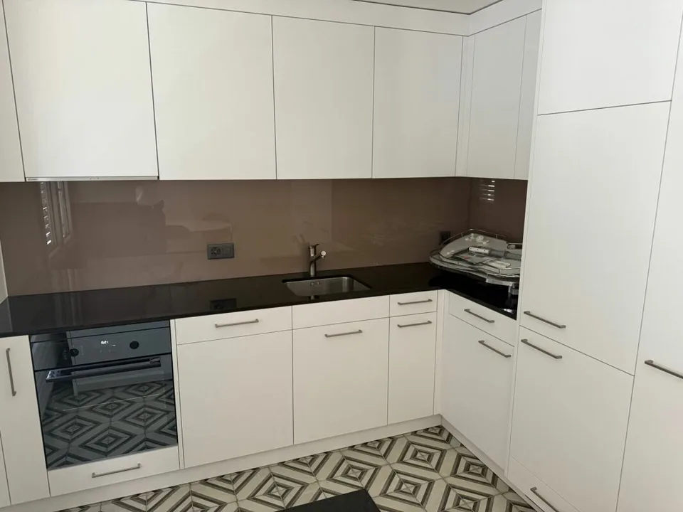 Appartement de nouvelle valeur (rénové pour 115 000 CHF.-) avec ascenseur dans un quartier calme