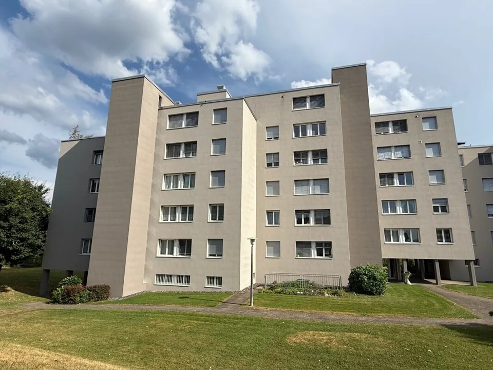Appartement de nouvelle valeur (rénové pour 115 000 CHF.-) avec ascenseur dans un quartier calme