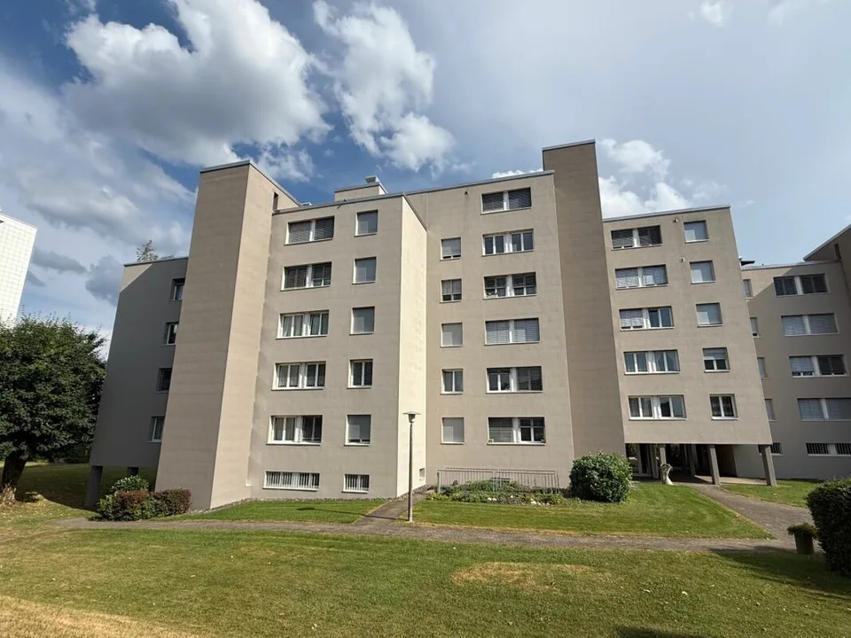 Appartement de nouvelle valeur (rénové pour 115 000 CHF.-) avec ascenseur dans un quartier calme