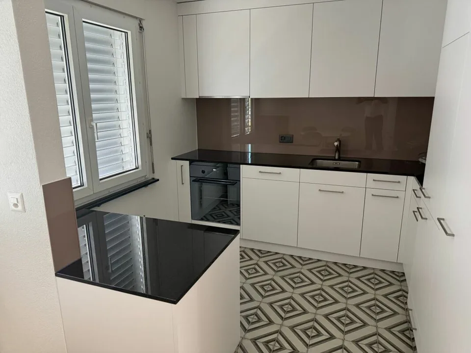 Appartement de nouvelle valeur (rénové pour 115 000 CHF.-) avec ascenseur dans un quartier calme