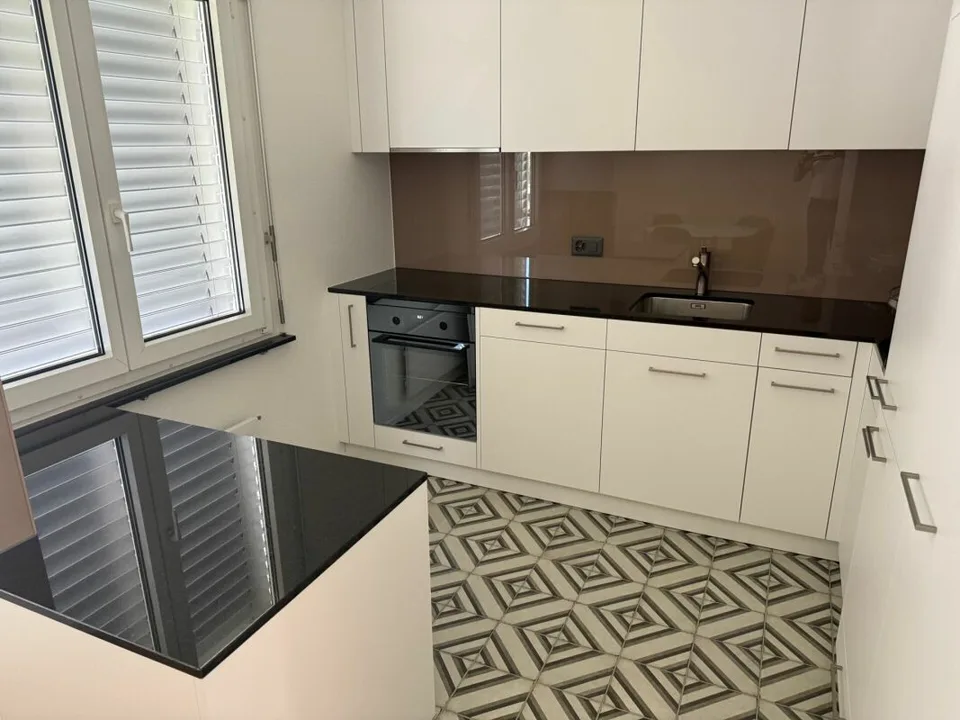 Appartement de nouvelle valeur (rénové pour 115 000 CHF.-) avec ascenseur dans un quartier calme
