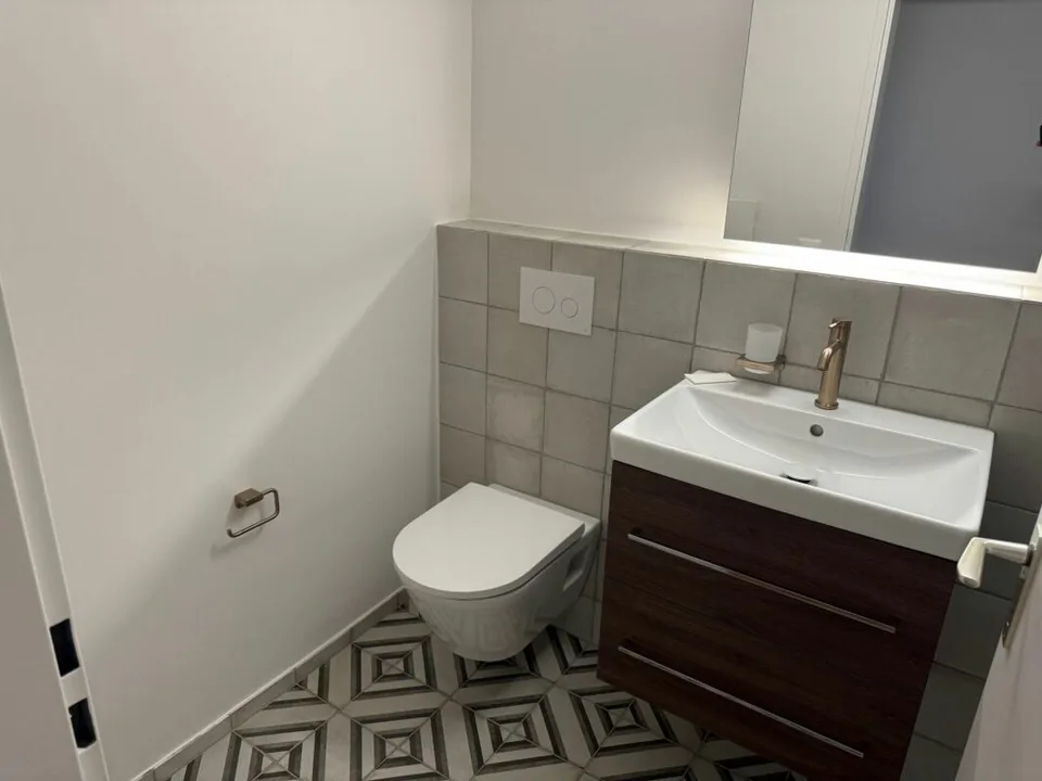 Appartement de nouvelle valeur (rénové pour 115 000 CHF.-) avec ascenseur dans un quartier calme