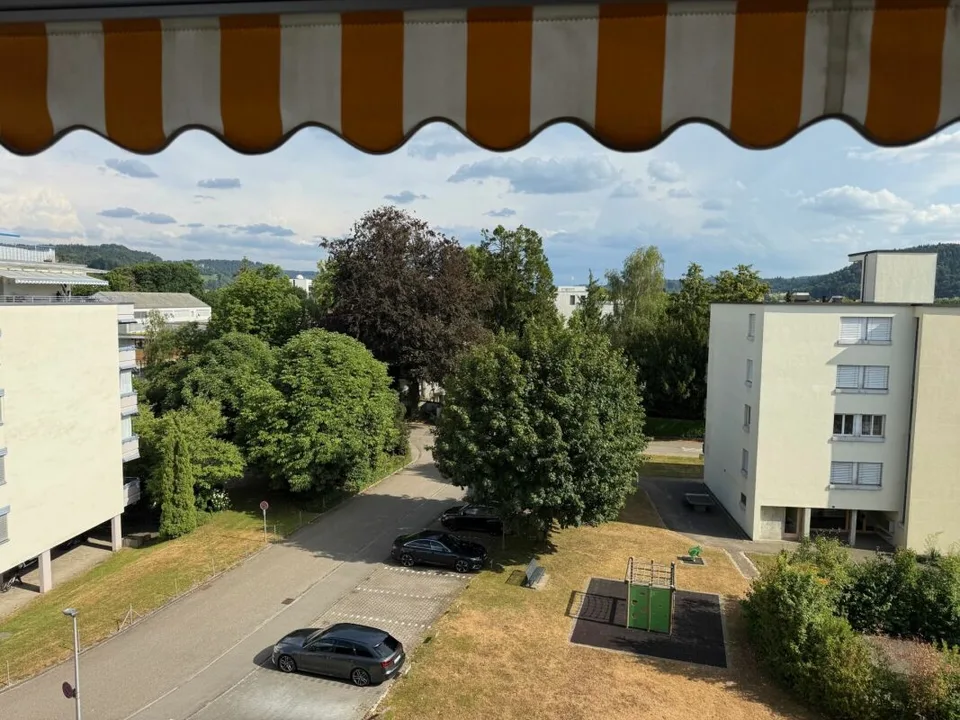Neuwertige Wohnung (renoviert für CHF 115'000.-) mit Lift an ruhiger Lage