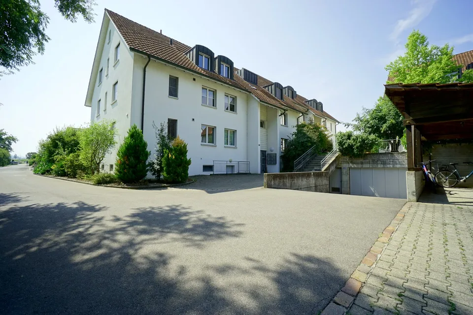 Well-maintained 2.5 room garden apartment in an attractive and sunny location with a large garden