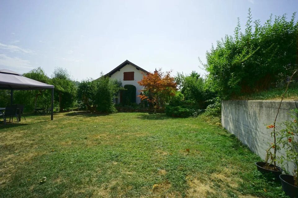 Well-maintained 2.5 room garden apartment in an attractive and sunny location with a large garden