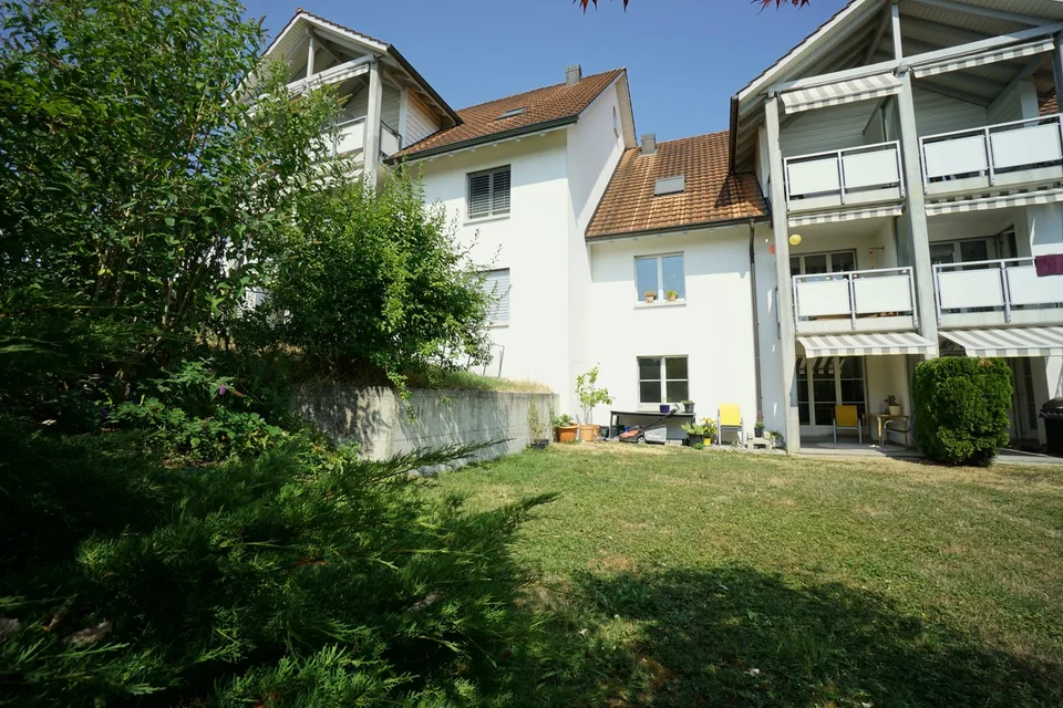 Well-maintained 2.5 room garden apartment in an attractive and sunny location with a large garden