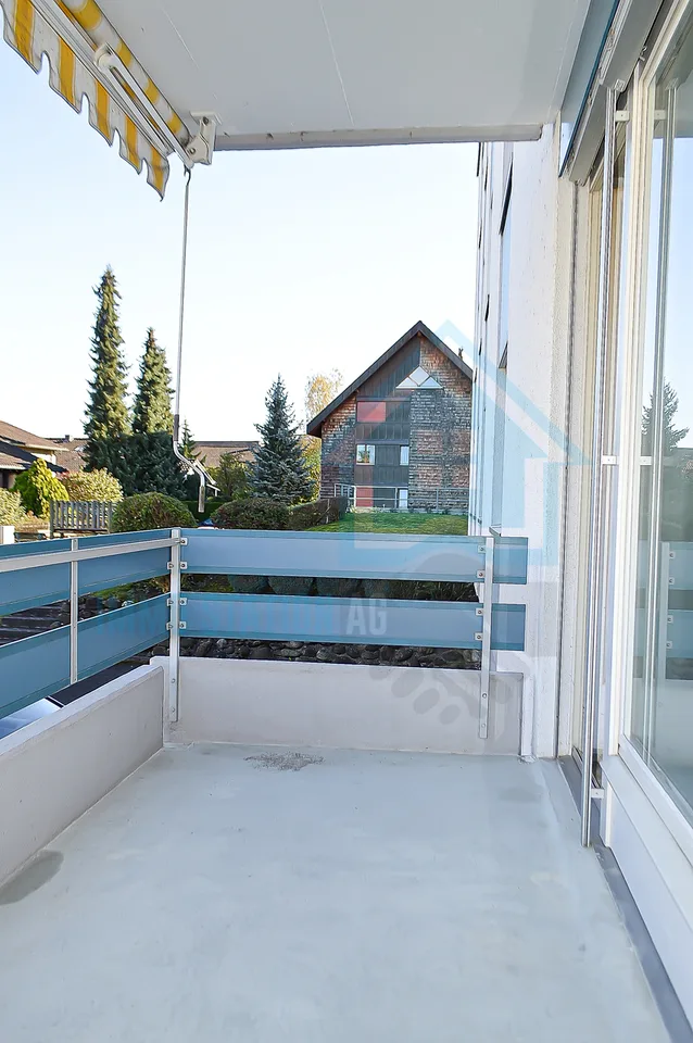 Modern furnished shared room with balcony in central location