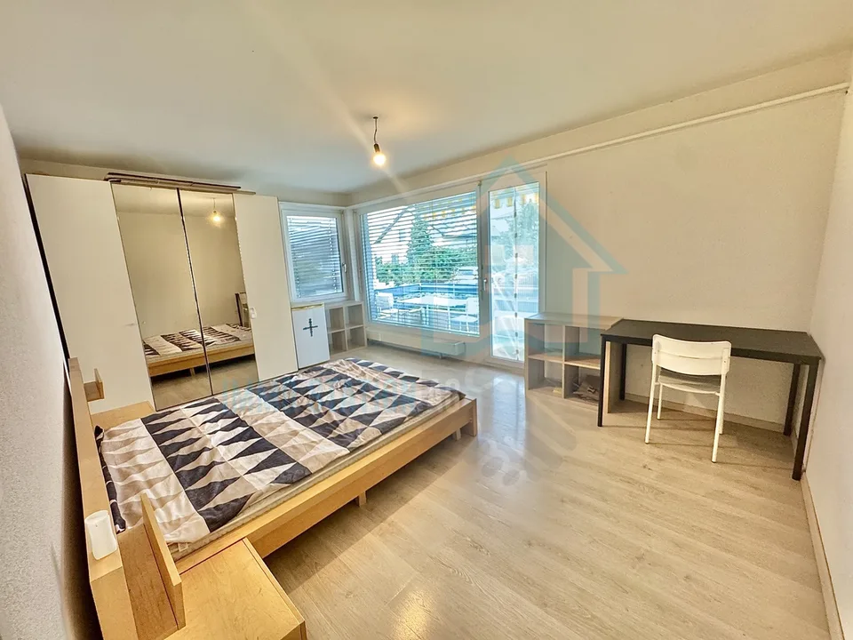 Modernes möbliertes WG-Zimmer mit Balkon an zentrale Lage