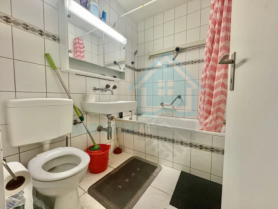 Modern furnished shared room with balcony in central location