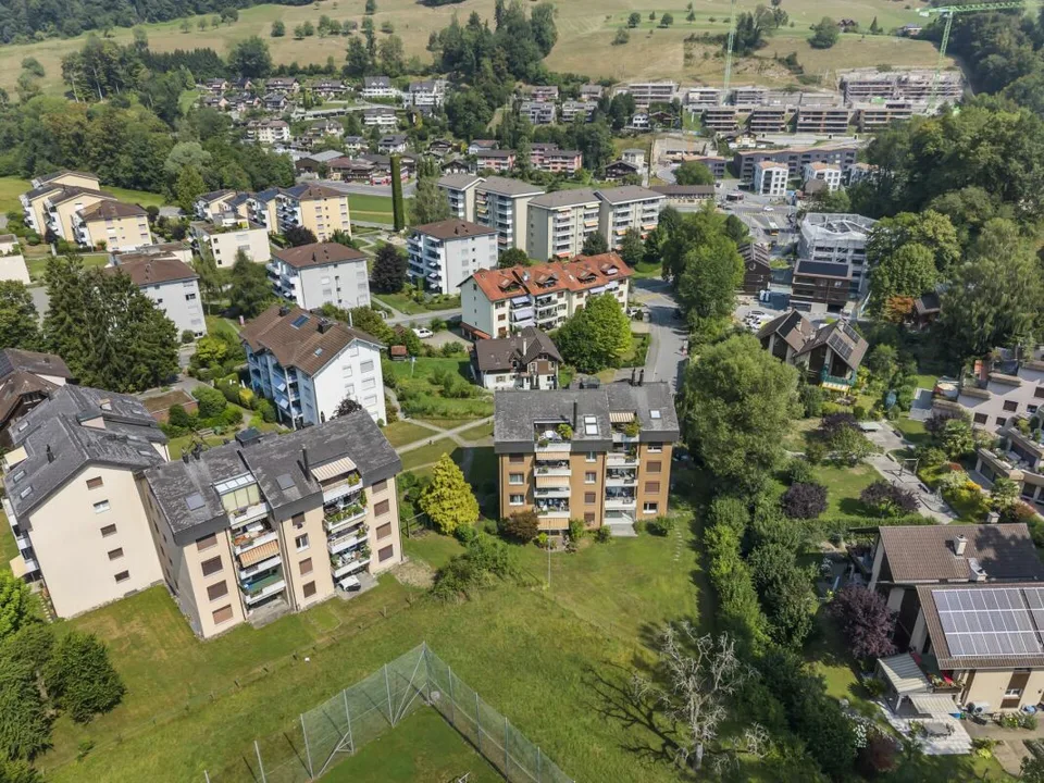 Appartement lumineux 3.5 pièces avec balcon, jardin d'hiver avec vue sur la verdure, parking EH