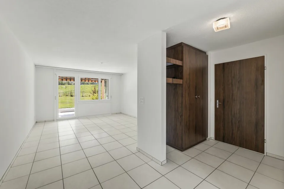 Helle 3.5 Zi-Wohnung mit Balkon, Wintergarten mit Blick ins Grüne, EH-Parkplatz