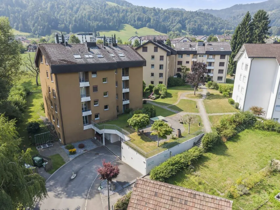 Appartement lumineux 3.5 pièces avec balcon, jardin d'hiver avec vue sur la verdure, parking EH