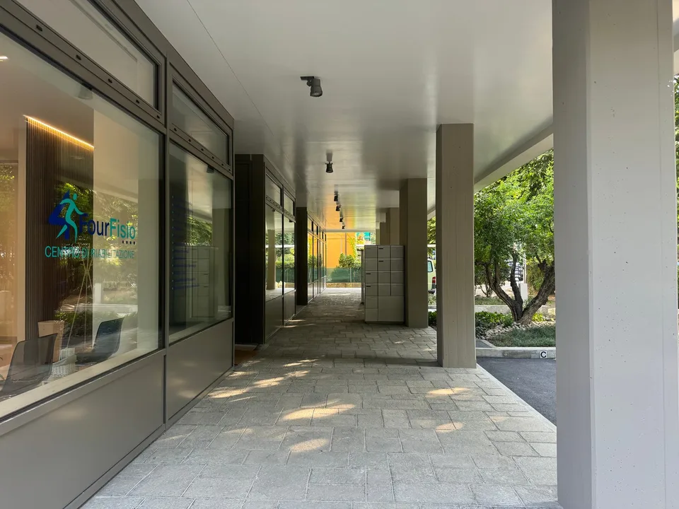 Modern office of 4 rooms in Chiasso with balcony and air conditioning