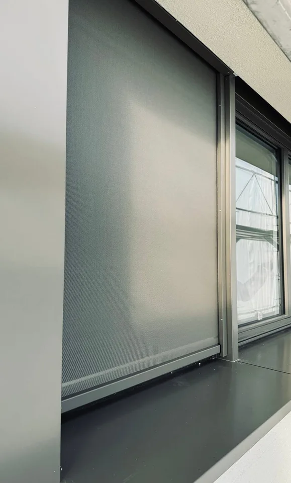 Modern office of 4 rooms in Chiasso with balcony and air conditioning