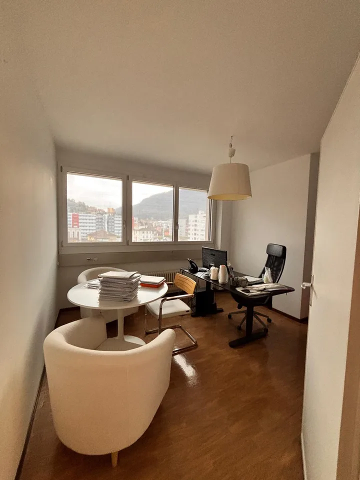 Modern office of 4 rooms in Chiasso with balcony and air conditioning