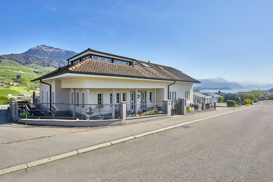 Viel Platz für die ganze Familie mit Sicht auf See und Berge