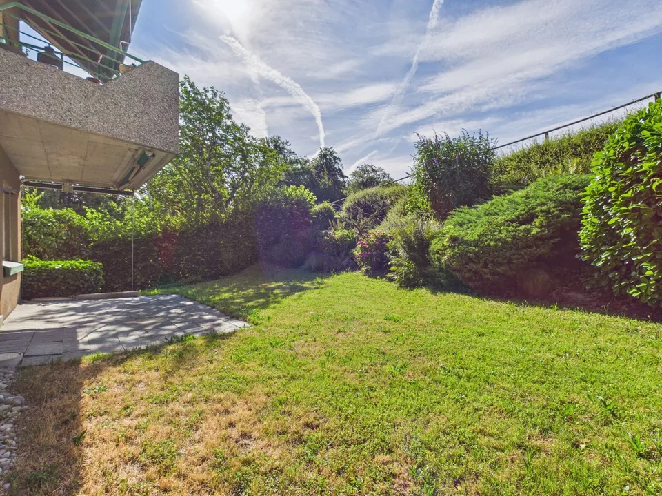 Sonniger Gartensitzplatz, gemütlicher Kamin und frisch renovierte Küche und Badezimmer