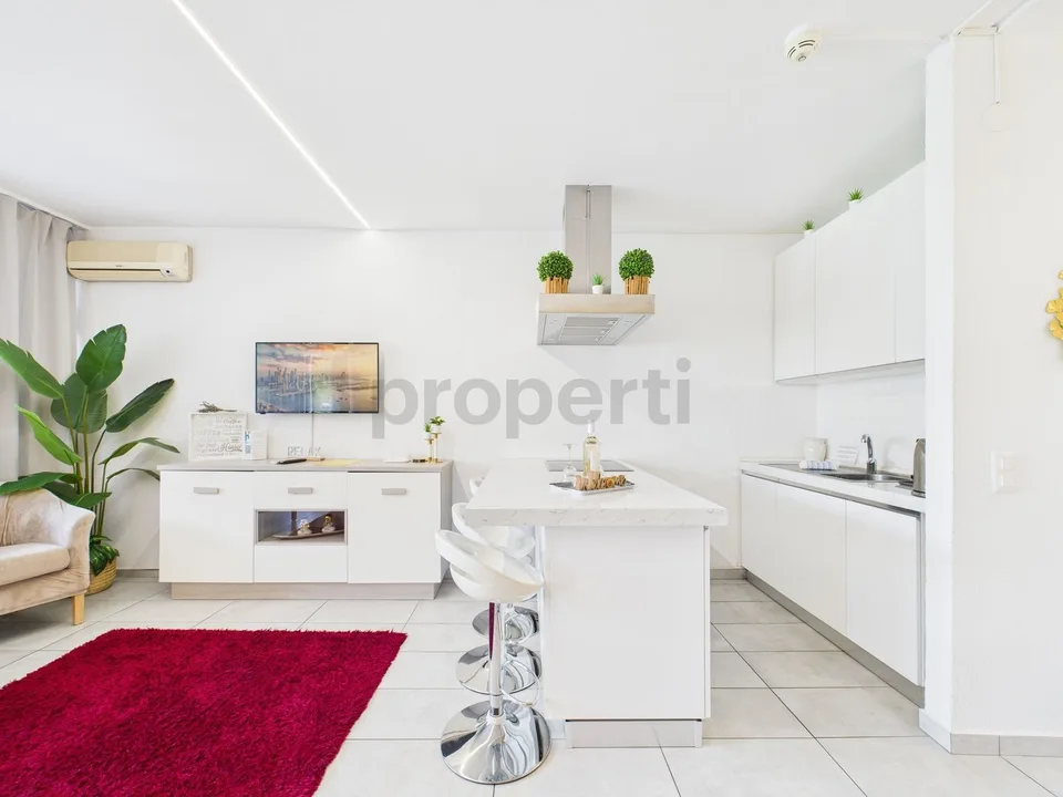 Two-and-a-half-room apartment with lake view and condominium pool - ideal as primary residence, secondary residence or investment for short-term rentals!