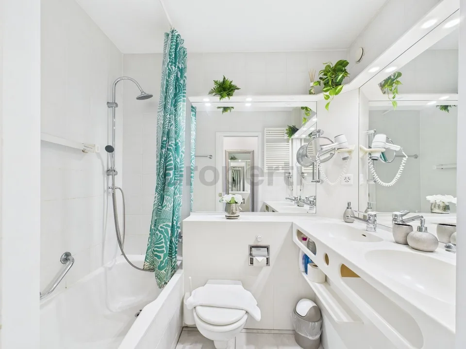 Two-and-a-half-room apartment with lake view and condominium pool - ideal as primary residence, secondary residence or investment for short-term rentals!