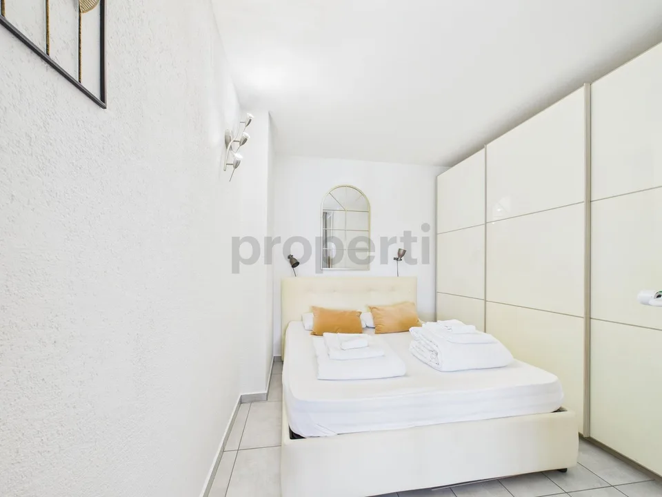 Two-and-a-half-room apartment with lake view and condominium pool - ideal as primary residence, secondary residence or investment for short-term rentals!