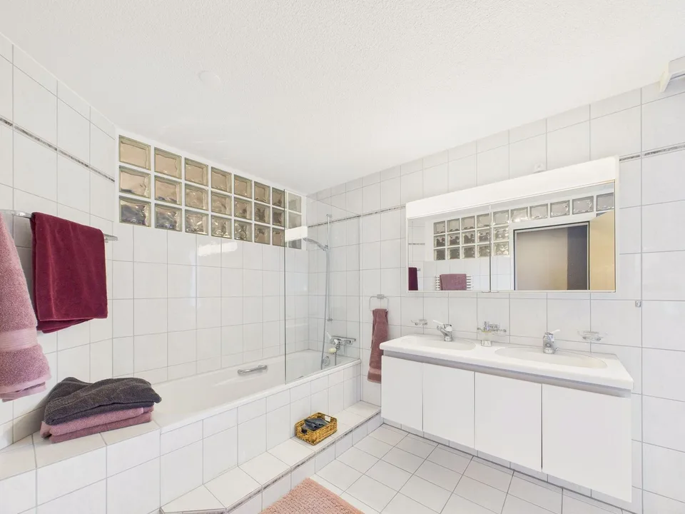 Charmante und grosszügige 4.5 Zimmer Wohnung mit herrlicher Seesicht