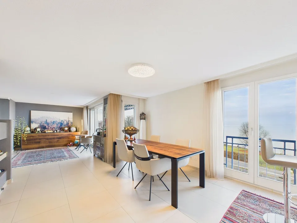Charmante und grosszügige 4.5 Zimmer Wohnung mit herrlicher Seesicht