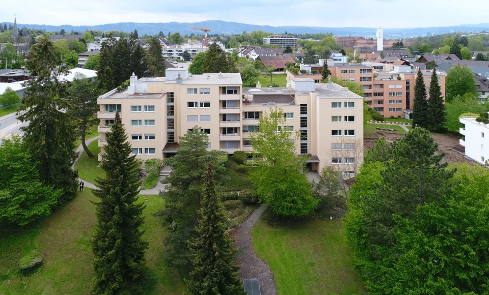 Habitation familiale : Appartement de 5,5 pièces rénové dans un excellent emplacement à Zollikerberg.