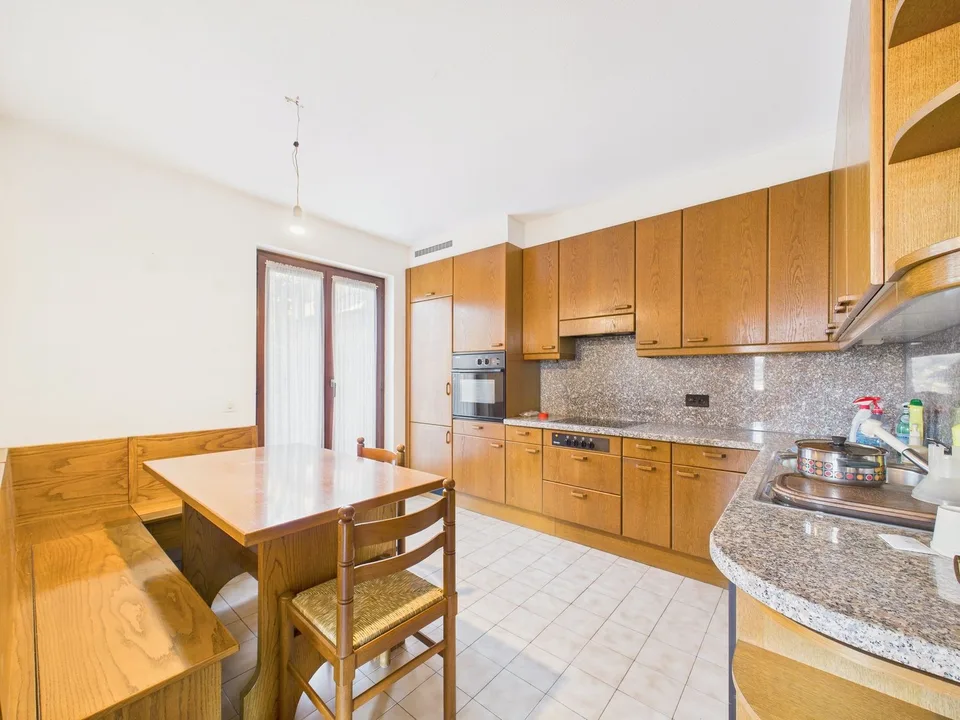 Spacious 6.5-room villa with garden in Davesco-Soragno