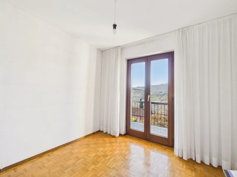 Spacious 6.5-room villa with garden in Davesco-Soragno