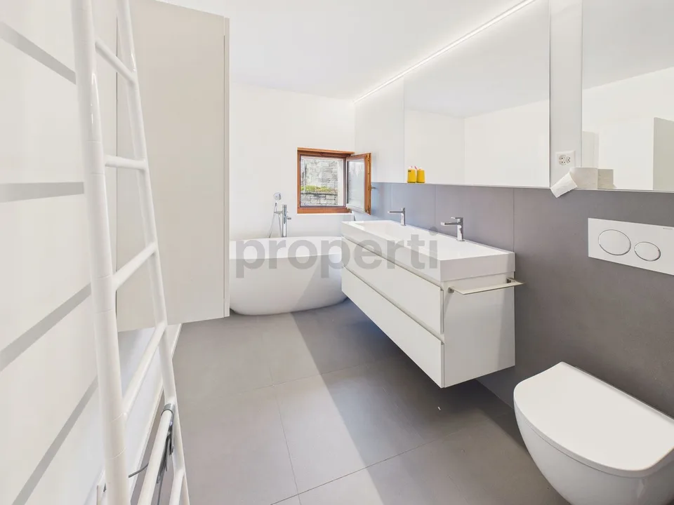 Modernes 9-Zimmer Einfamilienhaus mit Garten in Hombrechtikon