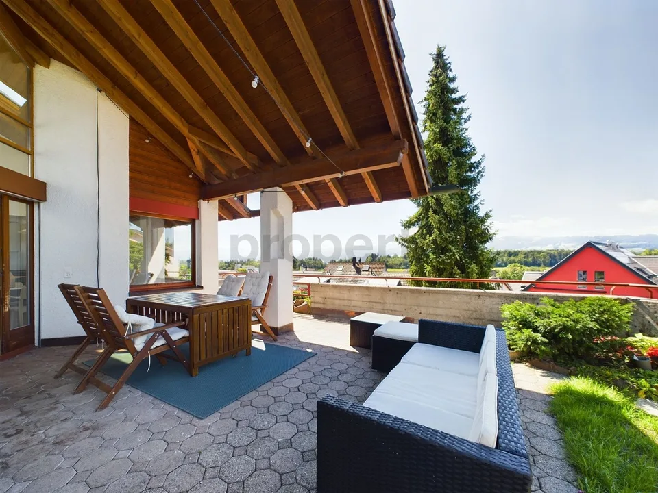 Modernes 9-Zimmer Einfamilienhaus mit Garten in Hombrechtikon