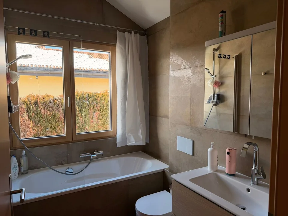 Modern 5.5 rooms - elegant Minergie semi-detached house in the heart of Lens