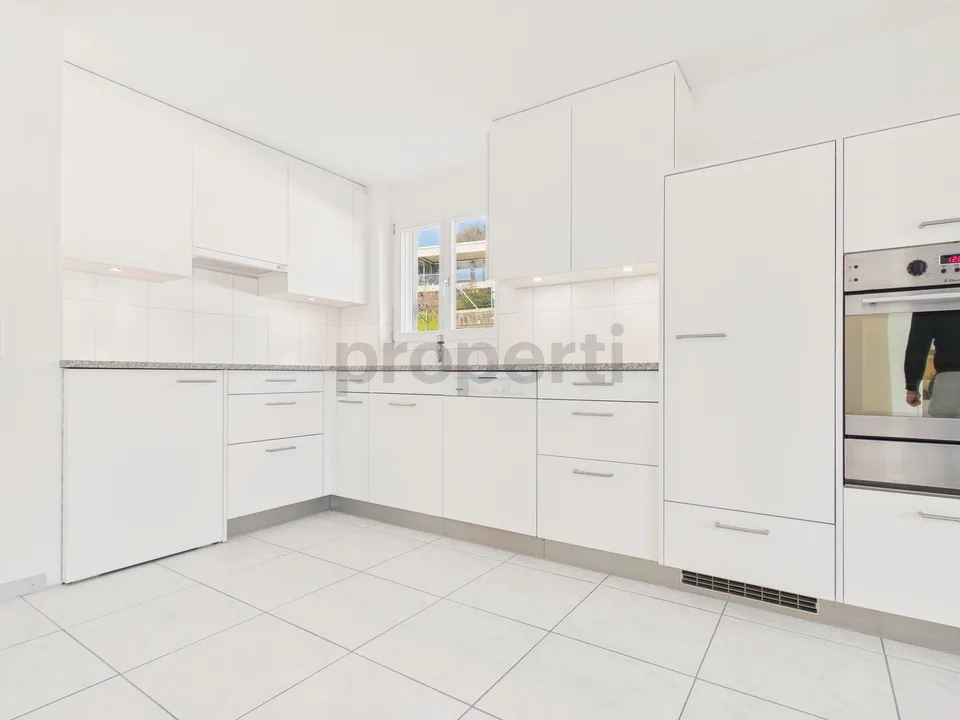 Appartement moderne 3.5 pièces avec plan d'étage spacieux et espace extérieur ensoleillé à Utzigen