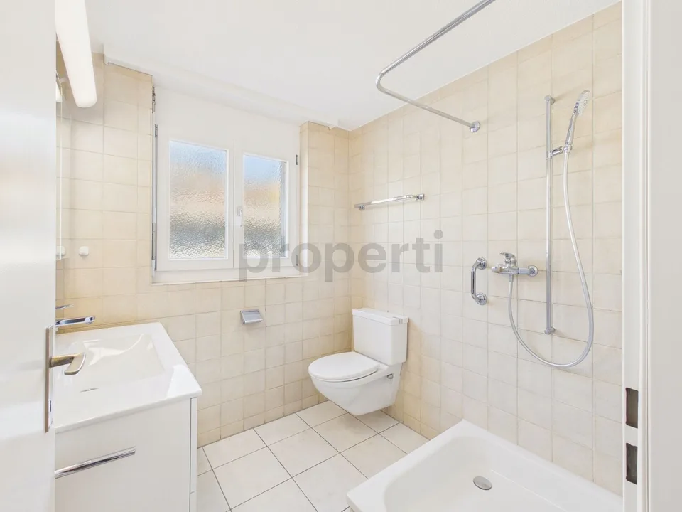 Appartement moderne 3.5 pièces avec plan d'étage spacieux et espace extérieur ensoleillé à Utzigen