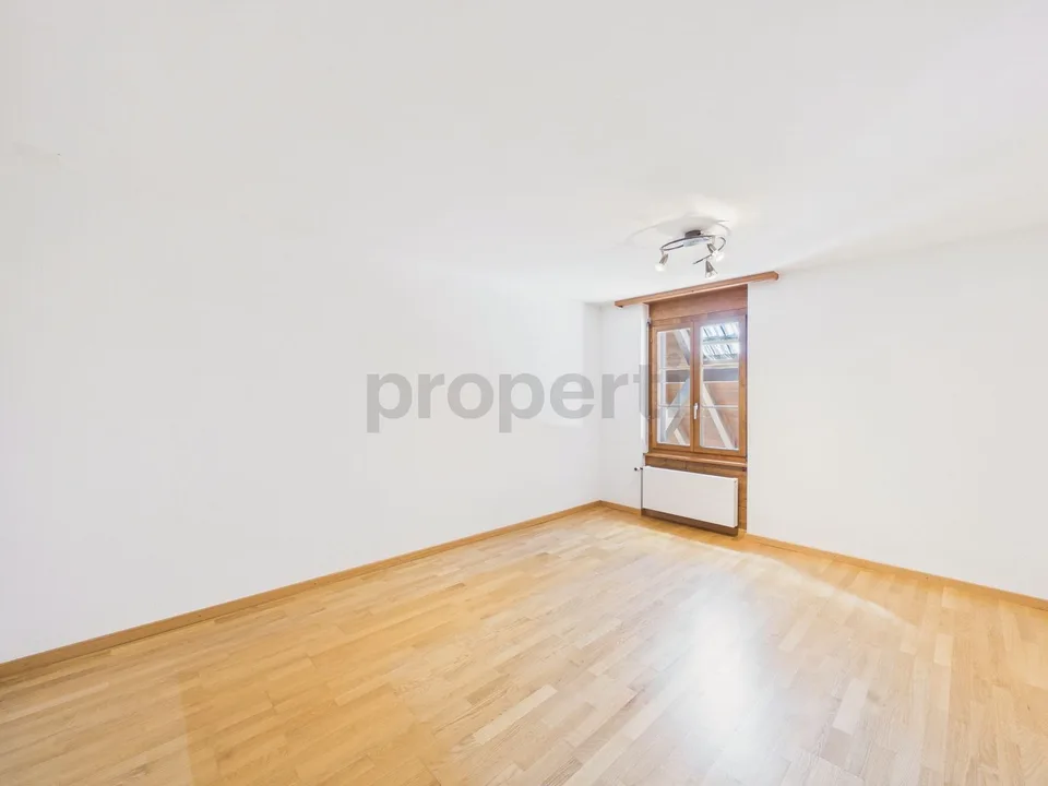 Appartement moderne 3.5 pièces avec plan d'étage spacieux et espace extérieur ensoleillé à Utzigen