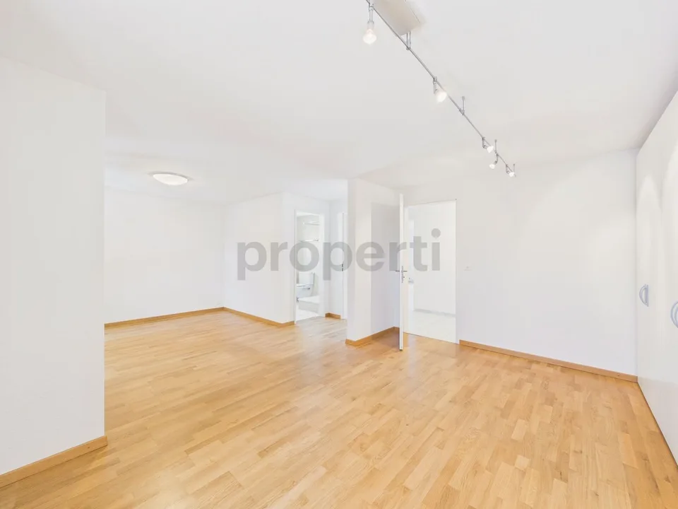Appartement moderne 3.5 pièces avec plan d'étage spacieux et espace extérieur ensoleillé à Utzigen