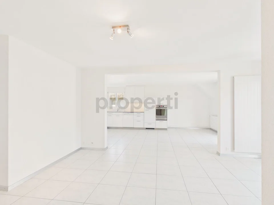 Appartement moderne 3.5 pièces avec plan d'étage spacieux et espace extérieur ensoleillé à Utzigen