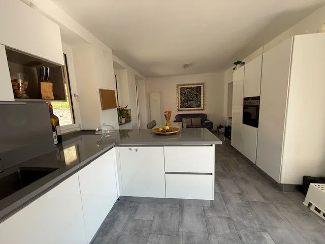 Semi-detached house with two apartments and separate entrance