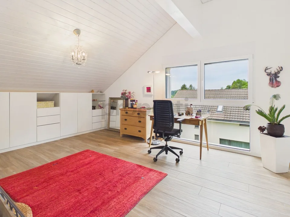 Appartamento moderno 3.5 locali in attico con balcone, Kallnach