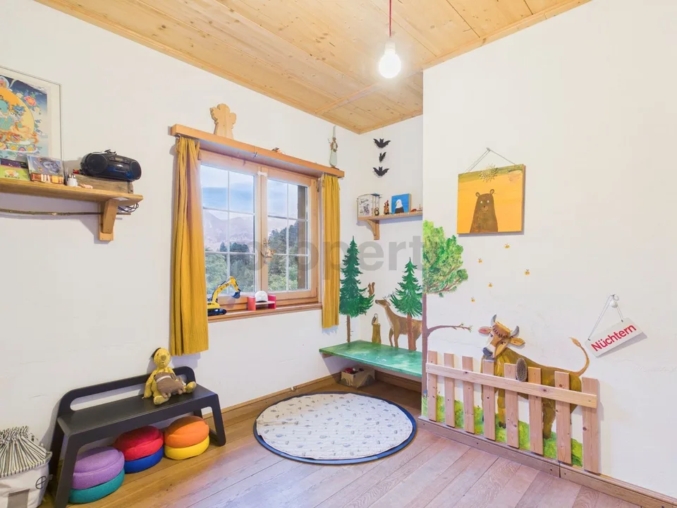 Fantastisches Einfamilienhaus mit grossem Garten und Bergblick in idyllischer Lage