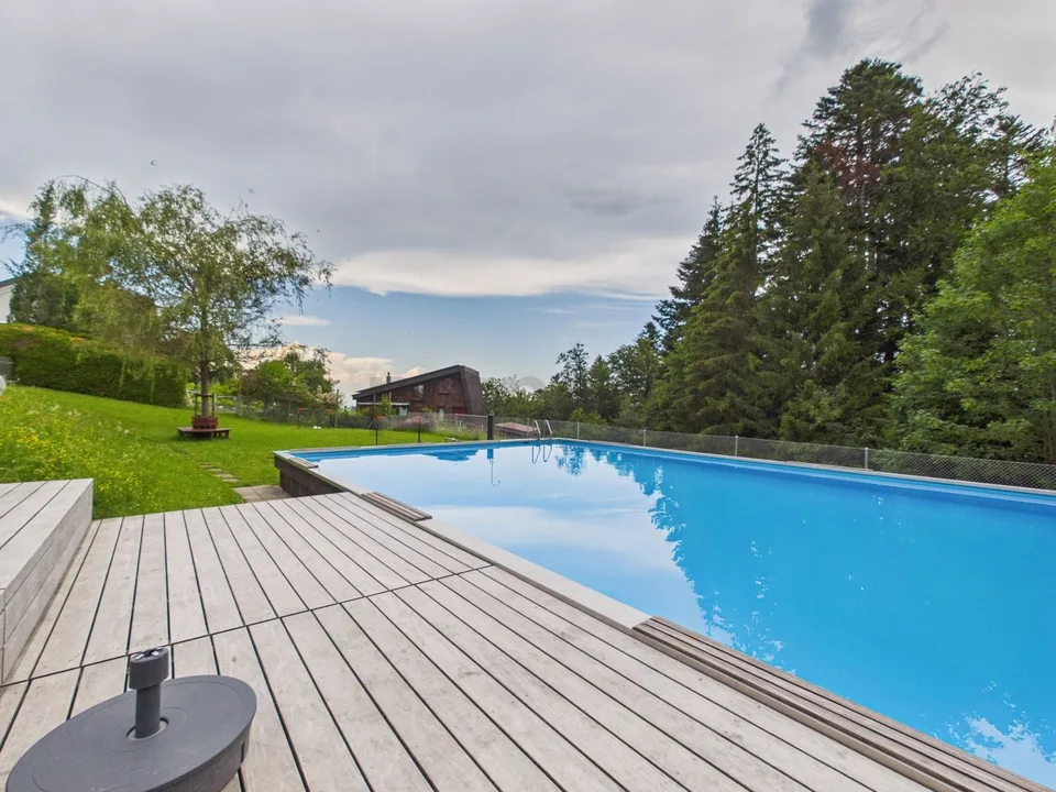 Maison de famille idyllique avec jardin ensoleillé et piscine à Trogen AR